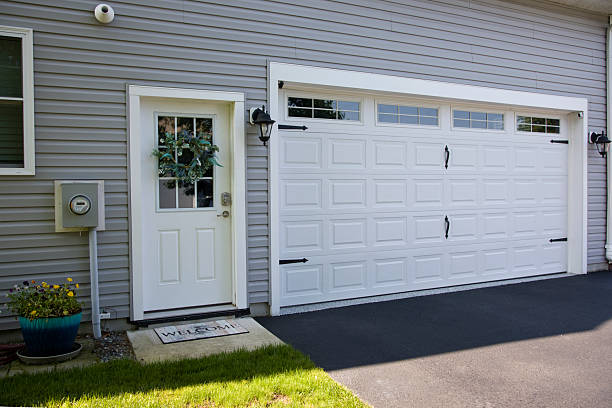 24/7 Emergency Garage Door Panel Replacement experts in Iola, WI